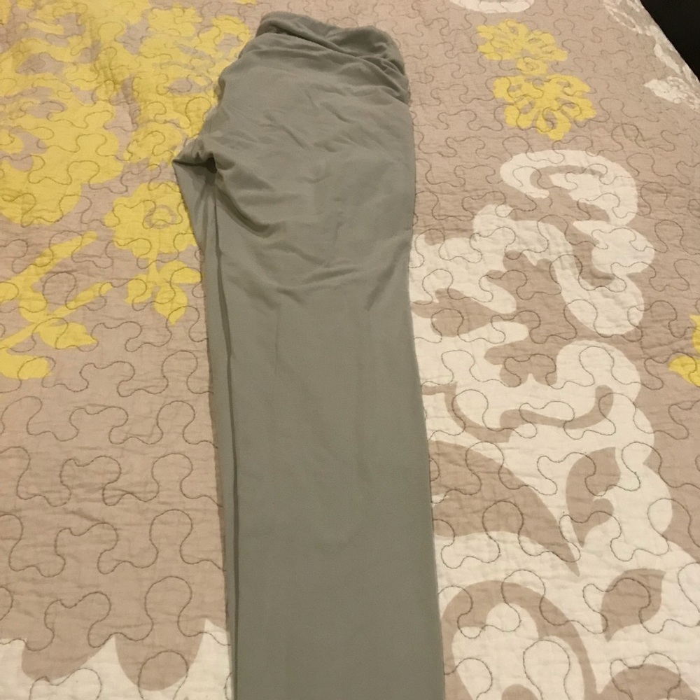 Light gray Lularoe OS leggings